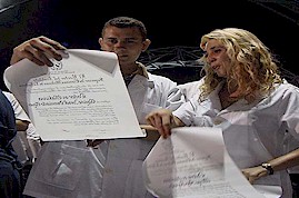 Plus de 5 600 jeunes cubains seront titulaires de leur diplôme de docteur en médecine et rejoindront l'armée des blouses blanches.