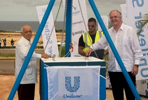 Salvador Pardo, ministre cubain de l'Industrie et Paul Polman, président de la firme néerlandaise, Unilever. 